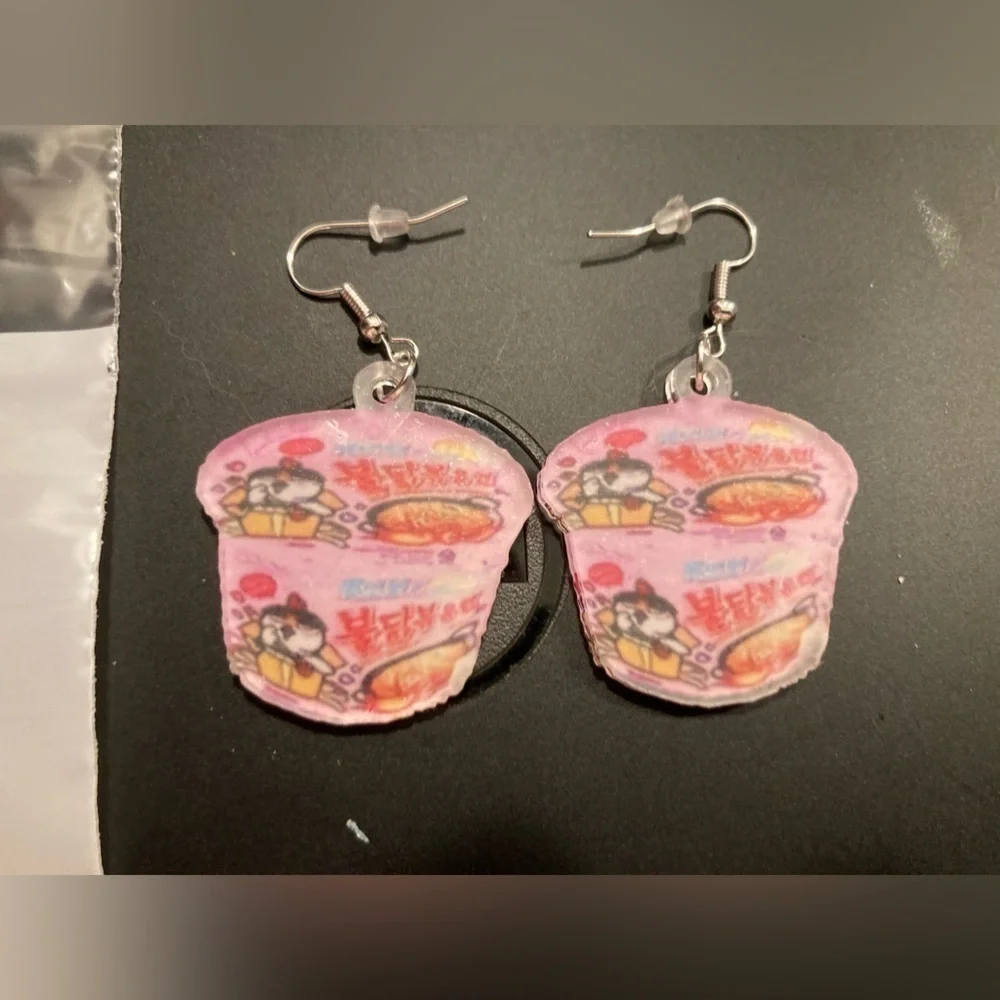 4/$25 Ramen dangle earrings.NWOT. Super cute for that ramen noodle Fan!
